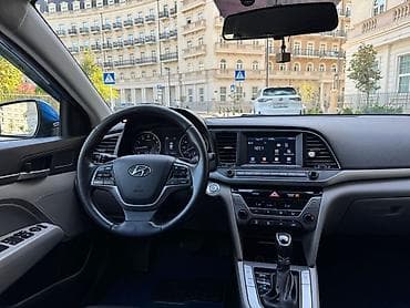 hunday i20: Hyundai Elantra – mavi sedanın zərif dizaynı və praktiki — 9