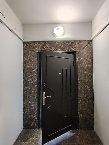 Paltar tikişi: Geniş və zövqlü tərtibatlı mənzil interyeri. Girişdə mərmər naxışlı — 6