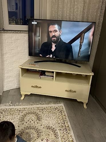 televizor pastavka: Düz TV altlığı, Polkalı — 2