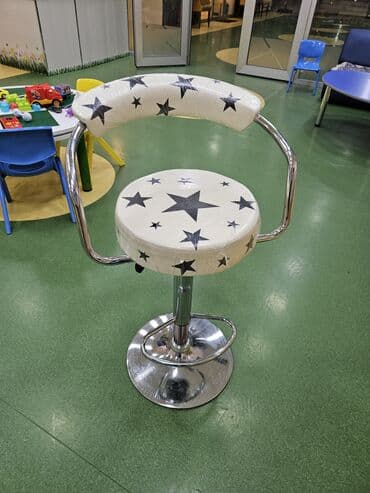 məktəb stulları: Təkərlər üzərində hündürlüyü tənzimlənən iki ədəd taburet. Məktəblər — 2