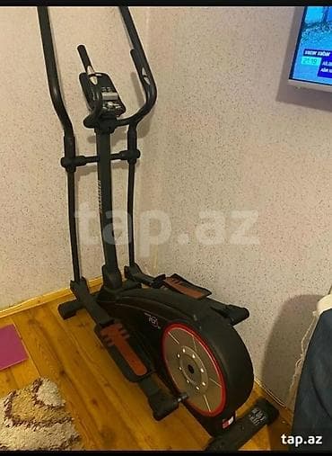Qara rəngdə olan elliptik trenajor. Üzərində məlumatları göstərən