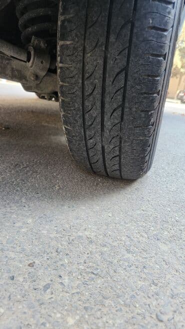 jiquli: Vaz 2107, ağ rəngli sedan Texniki xüsusiyyətlər: - Ban tipi: sedan, 4 — 10