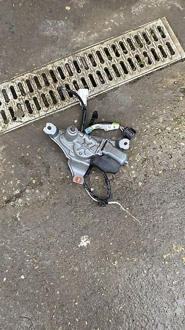 Toyota Aqua üçün arxa şüşəsilən mexanizmi və mühərrik (komplekt