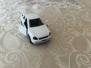 mini disk: Ağ rəngli metal oyuncaq avtomobil – sedan kuzovlu mini model — 4