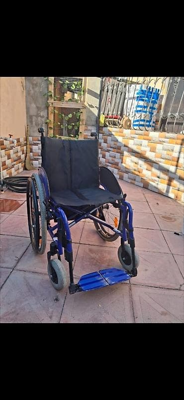 Əl ilə idarə olunan əlil arabası. Möhkəm metal karkasa malikdir və