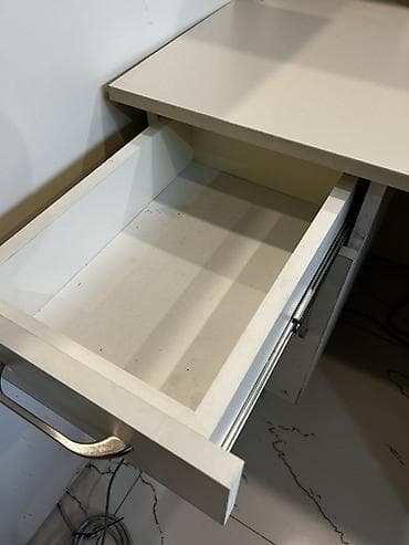 laminat stol: Resepşn/administrator masası - Rəng: krem/açıq bej, üst paneldə — 3