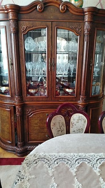 Klassik üslubda vitrin-bufet - Material: təbii ağacdan dekorativ oyma