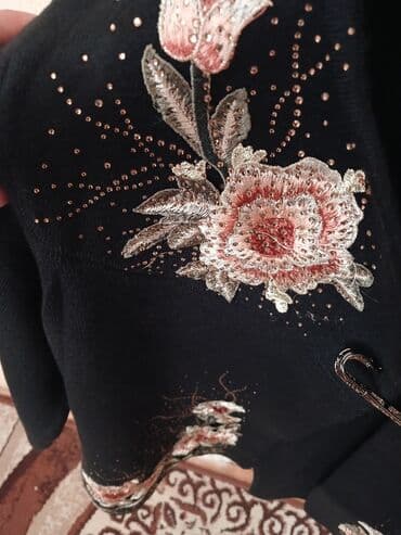 gul hicab instagram: Naxışlı qadın kardiganı. Qara rəngdədir və üzərində güllü naxışlar — 5