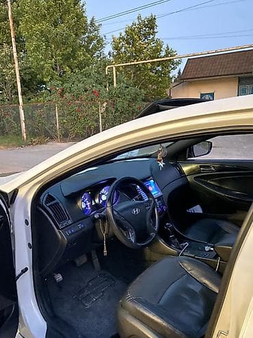 vito disk: Hyundai Sonata – ağ rəngli sedan Xüsusiyyətlər: - Korpus: 4 qapılı — 5