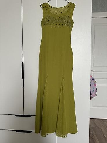 hw8 max: Zeytun-yaşıl rəngdə, zərif axıcı fakturalı uzun ziyafət/libas. - — 4