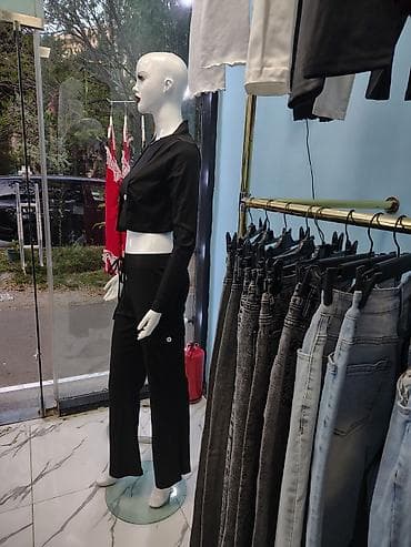 isbartivni desdleri: Qadın üçlü dəst – qara rəng - Üst: qısa, uzunqol, yaxalı mini-jaket; — 2