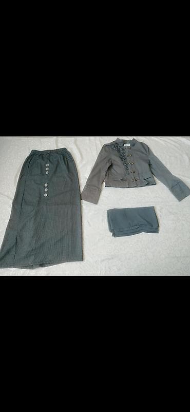 Qadın dəst boz rengde 3 hissədən ibarət. 12 man. inşaatçılar