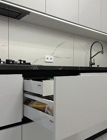 pol parket sekilleri: Müasir “L” formalı mətbəx mebeli – ağ mat fasadlar, qara mərmər — 5