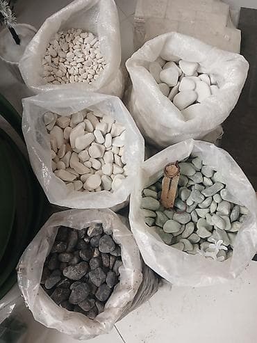 xirdalan corek zavodu: Çınqıl. Ağ, qara və yaşıl rənglıri mövcuddur. Ağ çınqıl 3 ölçüdədir — 1