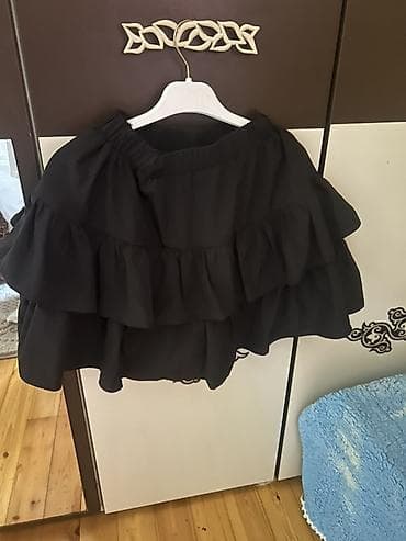 kurtka turk dilinde: Qara mini ətək – qat-qat volanlı dizayn - Rəng: dərin qara - Model — 1