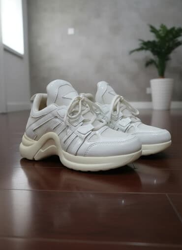 adidas qaçış üçün qadın krossovkaları: Ölçü: 37, rəng - Ağ, İşlənmiş — 1