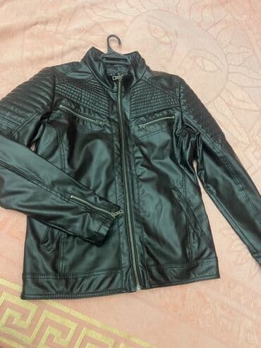 DELPINO markalı qara rəngli kişi kurtkası. Standart yaxalı və