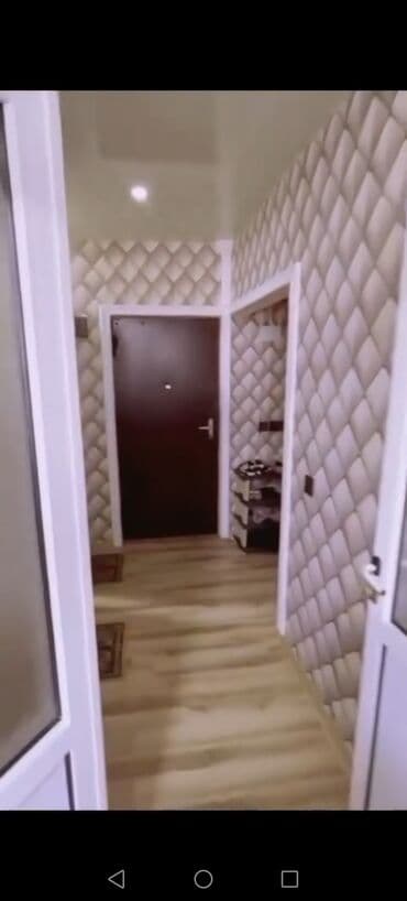 Qarajlar: Bakı, 3-cü mikrorayon, 2 otaqlı, Köhnə tikili, m. Memar Əcəmi, 70 kv. m — 10