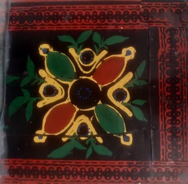 iwlenmiw iran peci: Сундук с откидной верхней крышкой. Özünəməxsus naxışlı qara fonda — 1