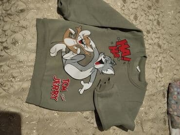 ziyafet geymleri: Məhsul paketi: ayaqqabı və geyim 1) Qırmızı idman ayaqqabıları - — 25