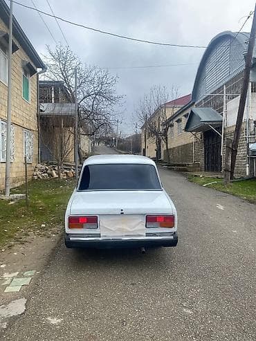 khazar avto: VAZ 2107 sedan – klassik dizaynlı, ağ rəngdə. - Kuzov: 4 qapılı — 2