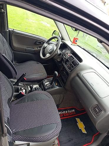 nissan sunny 2005: === PART 1: TEXTUAL DESCRIPTION === Qara rəngdə Chevrolet Tracker SUV — 4