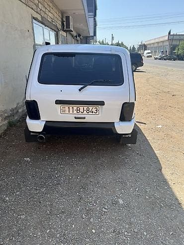 VAZ Lada Niva 3 qapılı, ağ rəngli off-road SUV - Kuzov: kompakt 3