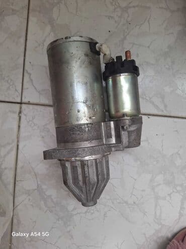 ilkin odənişsiz avtomobillər: Gümüşü rəngdə, avtomobil üçün nəzərdə tutulmuş starter. Mühərrikin işə — 2