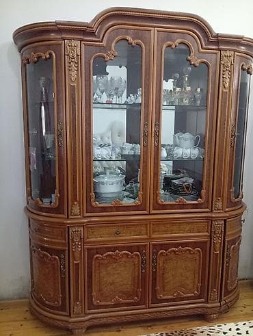 Klassik üslubda vitrin-buffet - Material: təbii ağac üzərində oyma