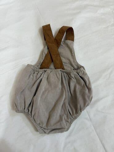 детские комплекты одежды: Uşaq geyim dəsti 1) Bej rəngli şort-salopet: - Yumşaq parça, qısa — 2