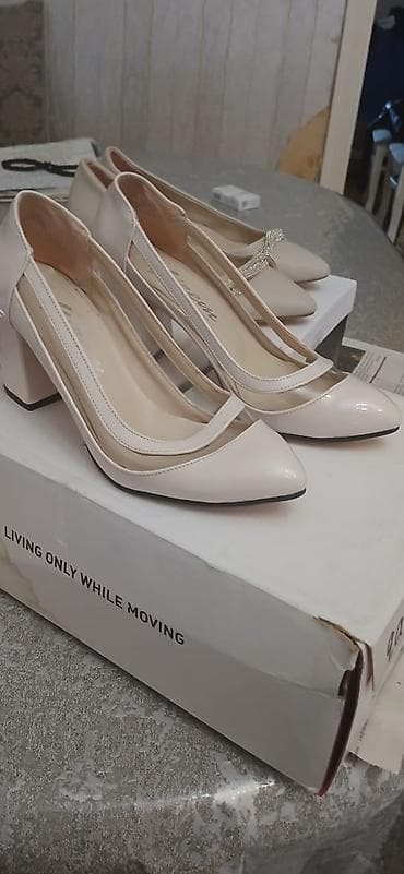 Qadın ayaqqabıları – krem/açıq bej rəngdə, sivri burunlu, qalın