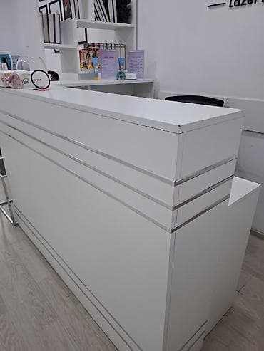 stollar: Ağ rəngdə resepsiyon/qarşılama stendi və iş masası dəsti - Dizayn — 2