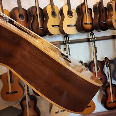 gitara sekilleri: Klassik gitara Admira Sevilla Simlərin sayı: 6 Üst: Bərk sidr ağacı — 3