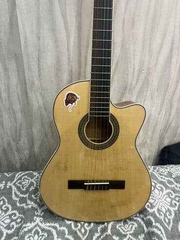 akustik gitara simi: Klassik/akustik gitara – cutaway (yuxarı deşikli) korpuslu model — 2