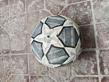 Futbol topu - Rəng və dizayn: Ağ, boz və qara çalarlı ulduz naxışlı