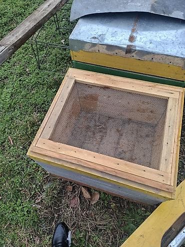 toyuq su qabı: Qiymet 35 manat . 2 mertebeyle 45 manat 10 eded var . unvan zaqatala — 2