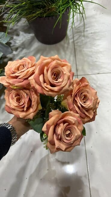 lalə gulu: Məhsul: Süni gül buketləri və kompozisiyalar Təsvir: - Realistik — 9