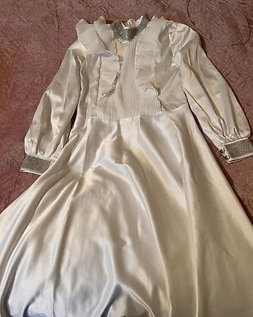 Zərif ağ atlas geyim - Parlaq atlas parçadan, axıcı və yumşaq tekstura