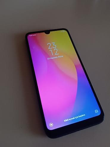 Redmi 7 Yaxşı vəziyyətdədir 64/3 ram telfonun ekraninda cüzi bir çat