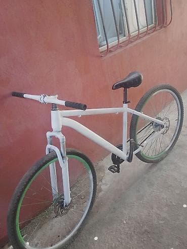 Велосипеды: Şəhər/trek tipli velosiped - Rəng: ağ gövdə, yaşıl haşiyəli təkər — 2