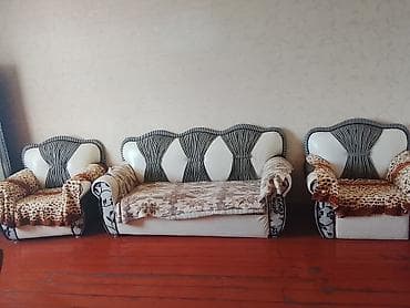 3 hissəli oturma dəsti - Tərkibi: 1 üçnəfərlik divan + 2 ədəd kreslo