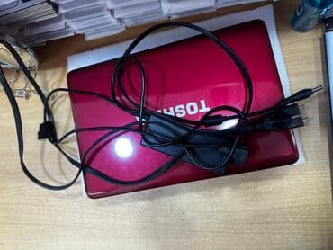 Toshiba Satellite noutbuku – qırmızı korpus, 14–15″ ekran. Komplektdə