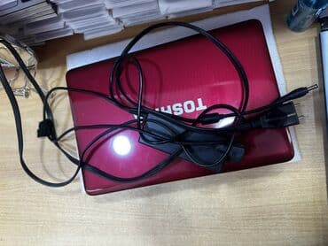 14 sade: Toshiba Satellite noutbuku – qırmızı korpus, 14–15″ ekran. Komplektdə — 1