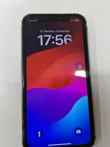 komputer korpusu: Bu, qara rəngdə, dənəvər teksturalı səthə malik bir smartfon — 2