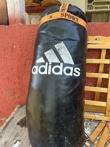 idman formalari: Adidas loqolu boks kisəsi. Qara rəngli, silindrik formalı idman — 1