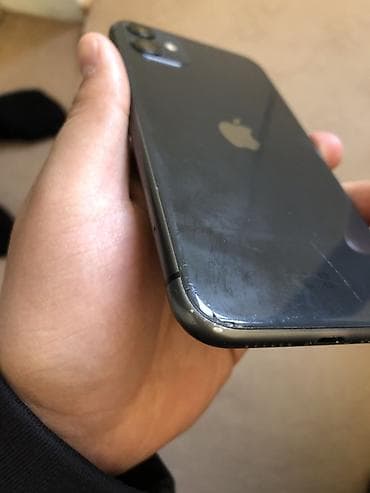 aple: IPhone 11, Qara, Face ID — 3