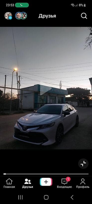 Toyota Camry – ağ rəngli sedan - Korpus: aerodinamik dizaynlı