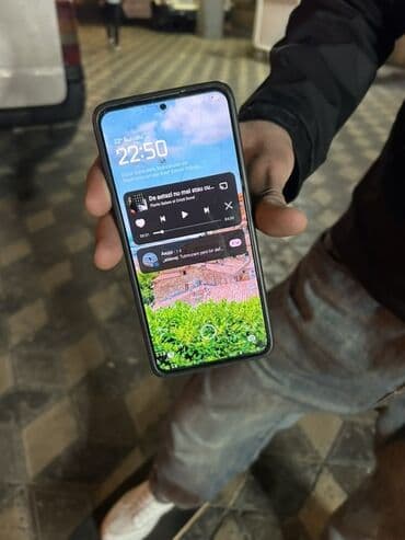 Smartfon – böyük ekranlı, ön kameranın mərkəzi “punch‑hole” kəsiyi