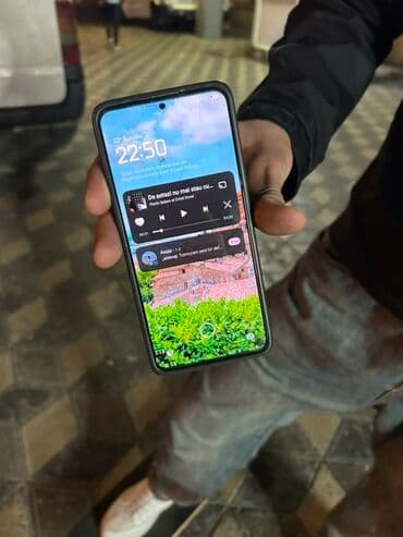 galaxy s6 edge: Smartfon – böyük ekranlı, ön kameranın mərkəzi “punch‑hole” kəsiyi — 1