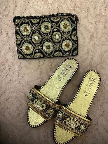 женские кожаные тапочки: Zərif dəbli dəst: bəzəkli qadın çantası və slayd tipli şəffaf dabanlı — 1